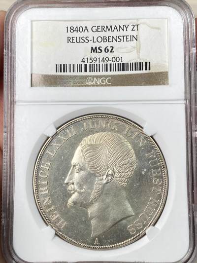 万国钱币拍卖第063期 - NGC MS62 1840年德国罗伊斯-埃伯恩多夫幼系海因里希七十二世大纹章2泰勒 德邦2t大名誉品种 1840发行量仅仅2750枚 海因里希一头标志性的秀发银霜满挂 令人过目难忘 背面喷砂质感纹章尽显雍容 NGC老盒收藏级品质 