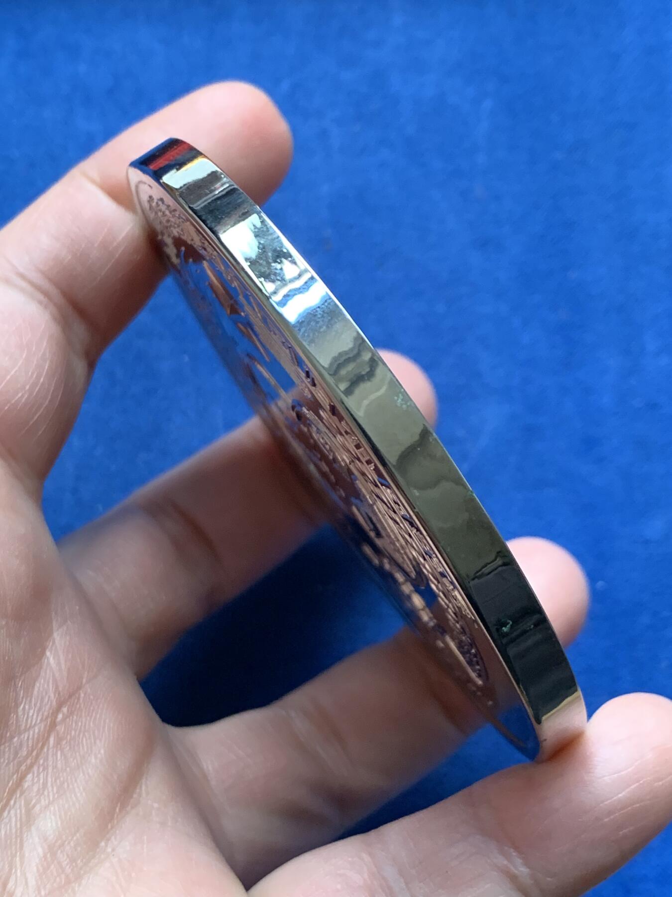 《竞宝斋》第474场 周日，周一 2场连拍 （全场包邮）欢迎送拍 1999年庆祝澳门回国荆州花卉盆景展纪念奖章，铜章电镀，220.7克，直径79.2mm，面积大，沉手，设计制作精美，保存较好，有原盒，盒子有破损，少见。