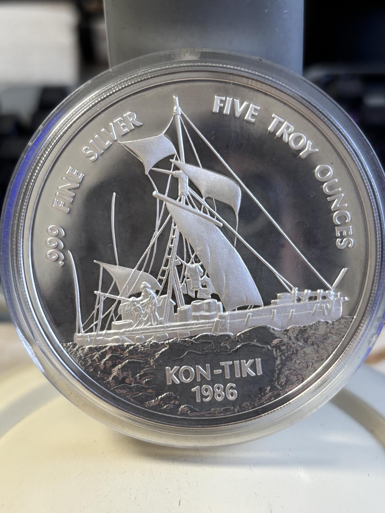 第195期拍卖 获奖币萨摩亚1986年美洲杯5盎司帆船赛银币带盒，盒子断开，999银，发行25000枚