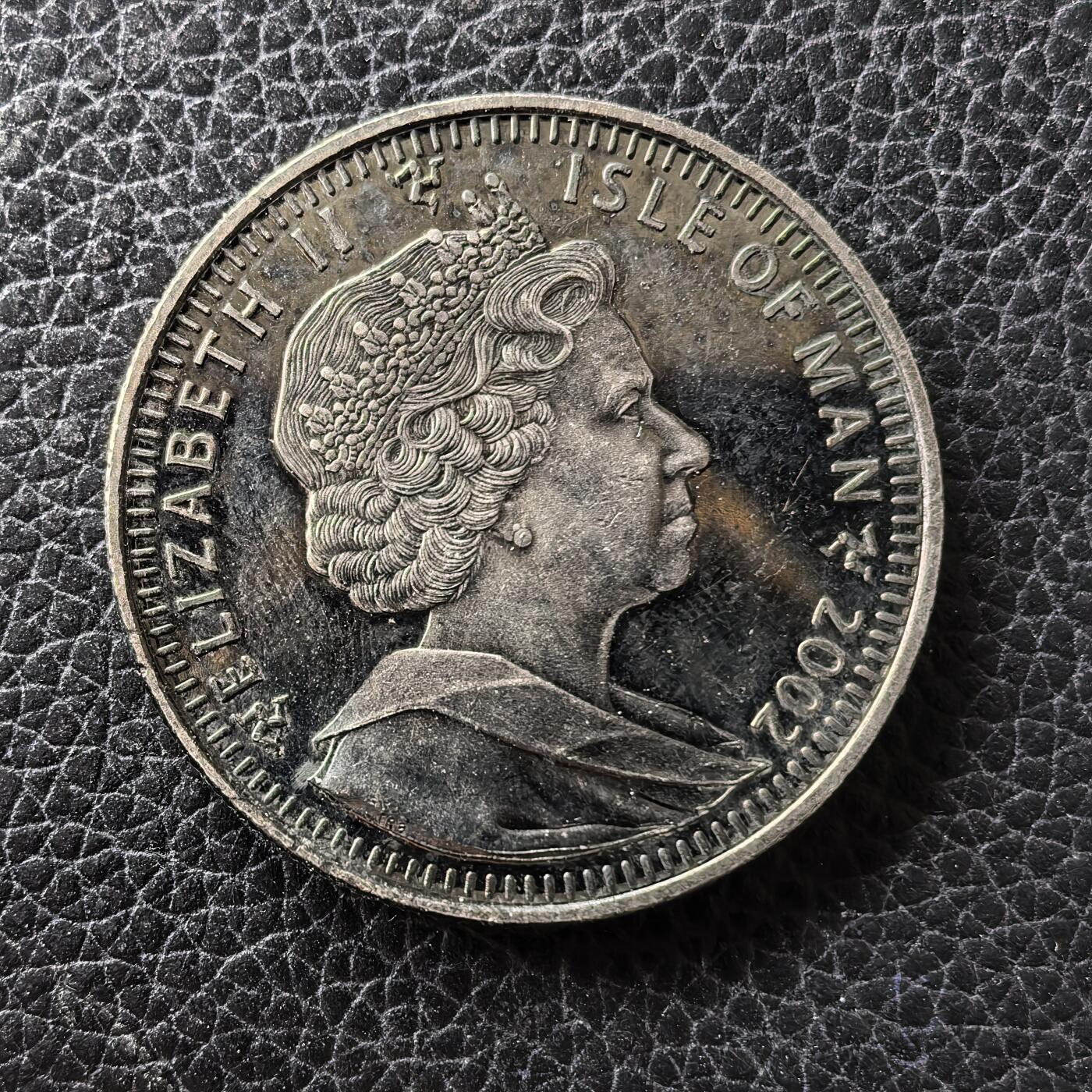 道一币馆币章第一百七十一场 马恩岛2002年伊丽莎白王太后逝世1克朗纪念币-王太后在梅伊城堡 黑珍珠特殊镀层