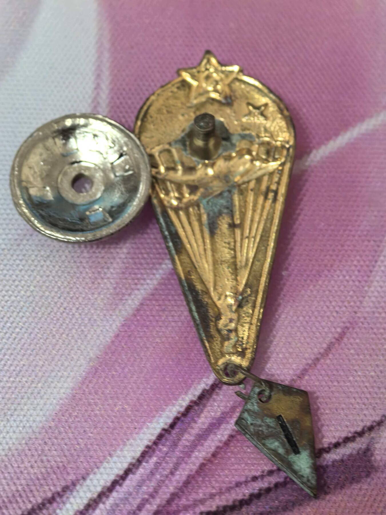 苏联勋章奖章拍卖 本次有亚捏，空军军服，国际运动员等好货 不要错过 3月20日晚上九点结束在麦稀奇 找不到的加我qq或者微信都是184277308备注苏章拍卖。 苏联伞兵徽章 珐琅有磕碰 带小吊牌