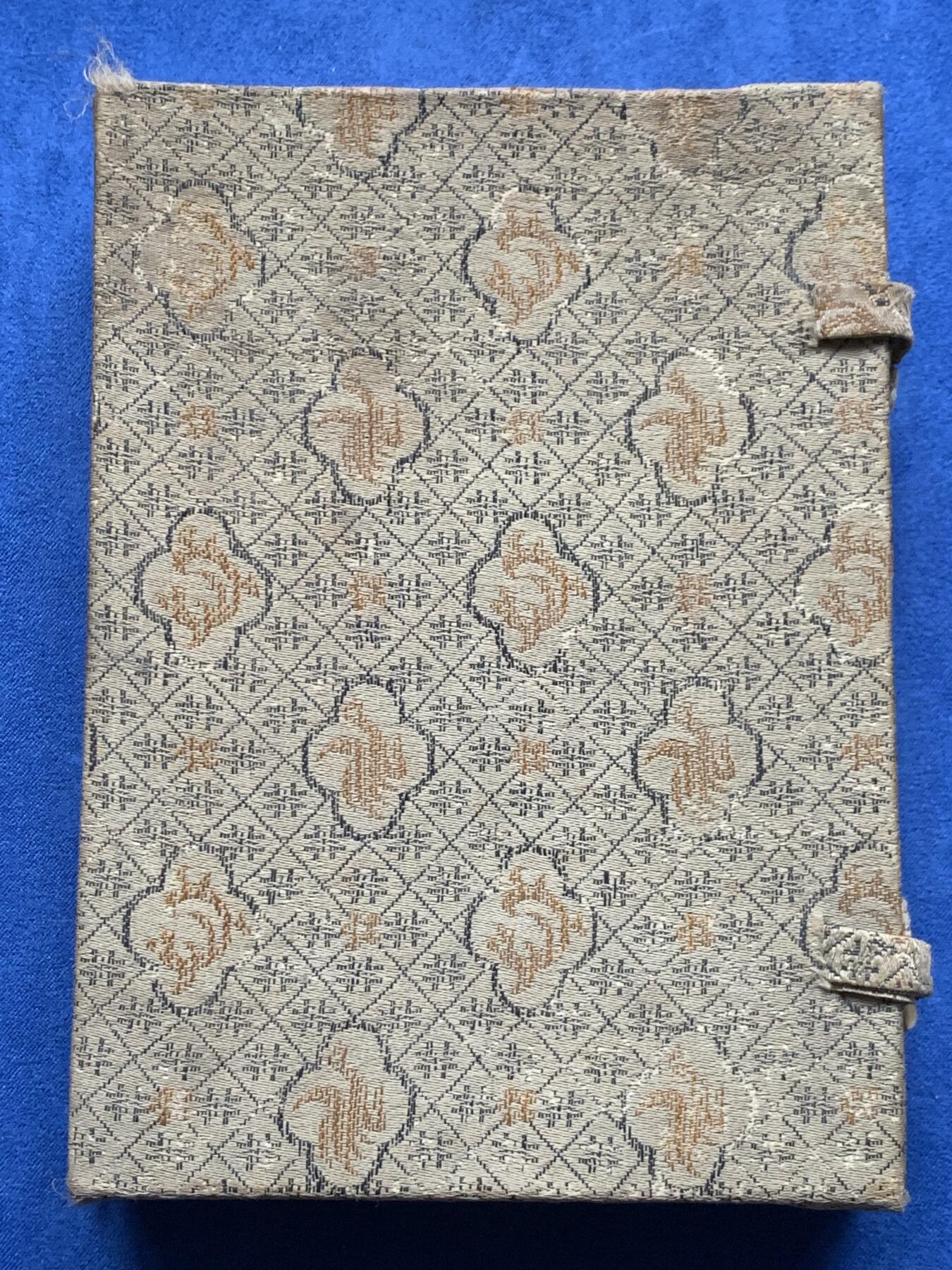 《竞宝斋》第474场 周日，周一 2场连拍 （全场包邮）欢迎送拍 万里长城留念纪念章石牌摆件，尺寸152mm*110mm，单面章，直径73mm，工美大师郭效儒设计，章表面有签名，感觉为80年代作品，年代久远胶干涸脱落，自行黏合即可，少见，有原盒。