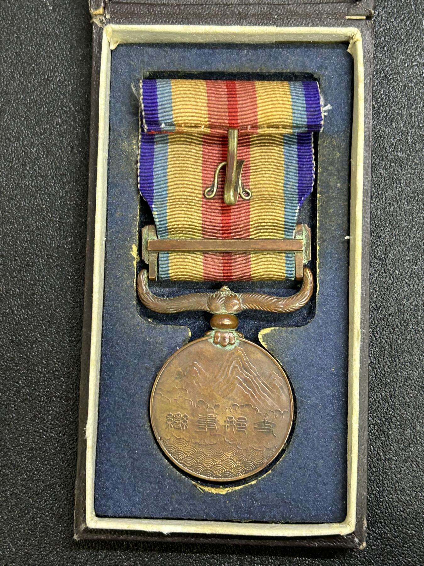 西秦中古拍卖第八十一期  不忘历史·抗战收藏 抗战时期 日本卢沟桥事变纪念章 带原盒