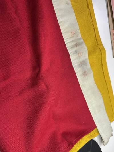 新时代收藏快速小拍 拍卖本周一线所得新货 欢迎关注 - 沈阳铁路局60年代双色信号旗两面 棉布制造 有点脏污