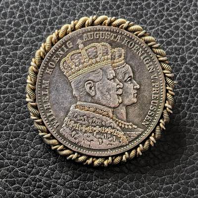 道一币馆币章第一百七十二场 - 带银圈别针 德国1861年威廉一世登基1泰勒银币 