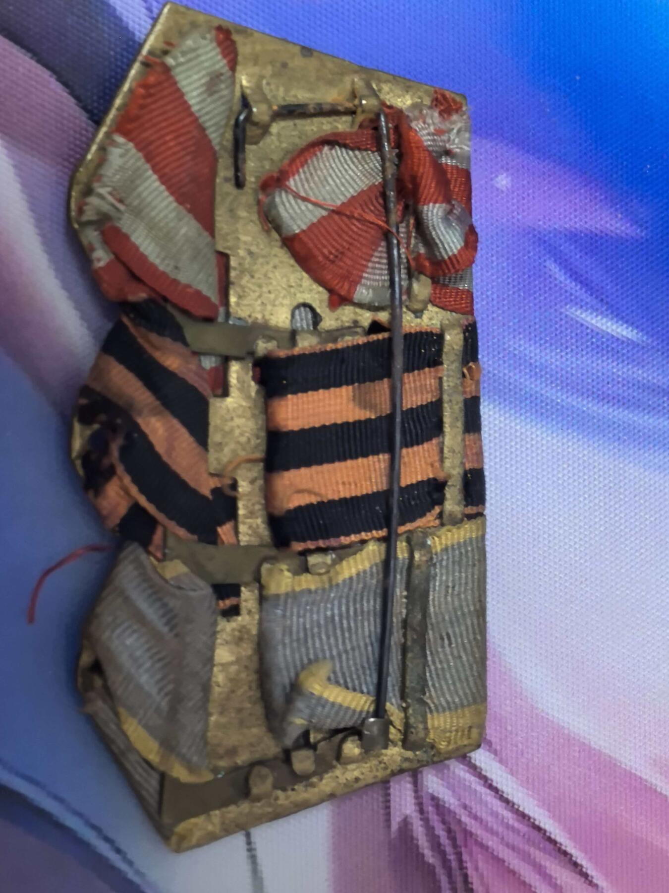 苏联勋章奖章拍卖 本次有亚捏，空军军服，国际运动员等好货 不要错过 3月20日晚上九点结束在麦稀奇 找不到的加我qq或者微信都是184277308备注苏章拍卖。 苏联二战铜挂板 三章 铜质 没有损坏能正常使用