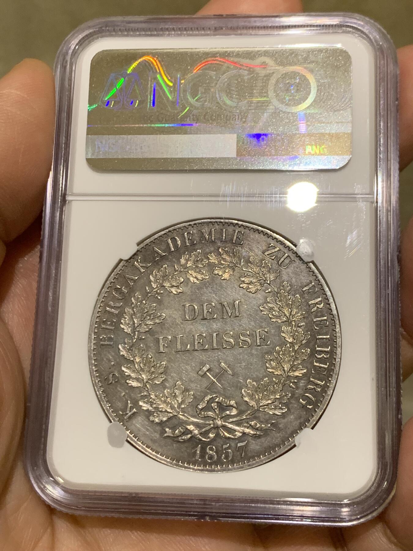 《竞宝斋》第474场 周日，周一 2场连拍 （全场包邮）欢迎送拍 2泰勒之王 NGC UNC 德国 1857年 萨克森王国 约翰一世 2泰勒银币 F版 发行量仅100枚 所有2泰勒里发行量最少的品种 2024年裸币近7万成交 F厂比B版少很多