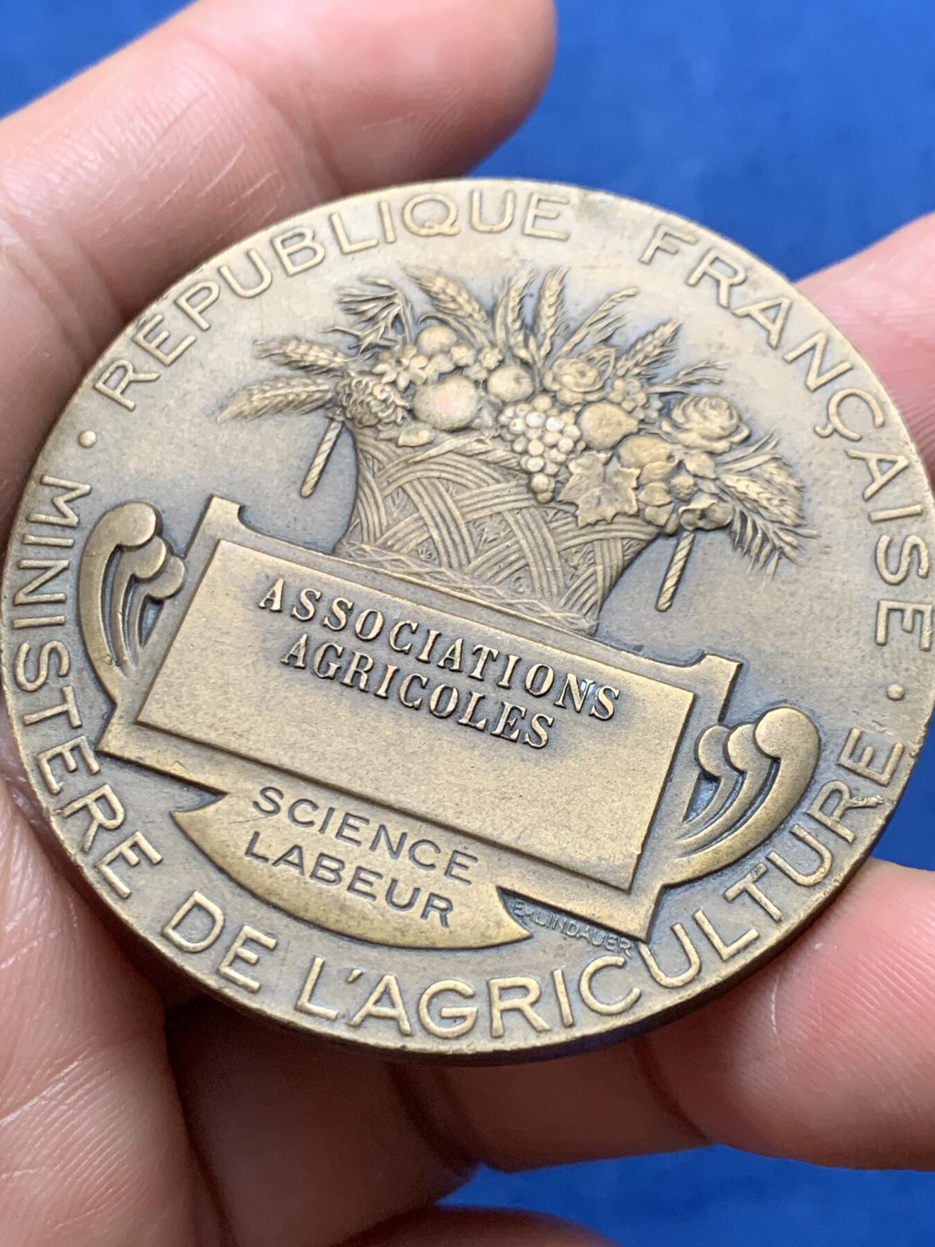 《竞宝斋》第474场 周日，周一 2场连拍 （全场包邮）欢迎送拍 法国农业播种者铜章 60.9克 49.7mm