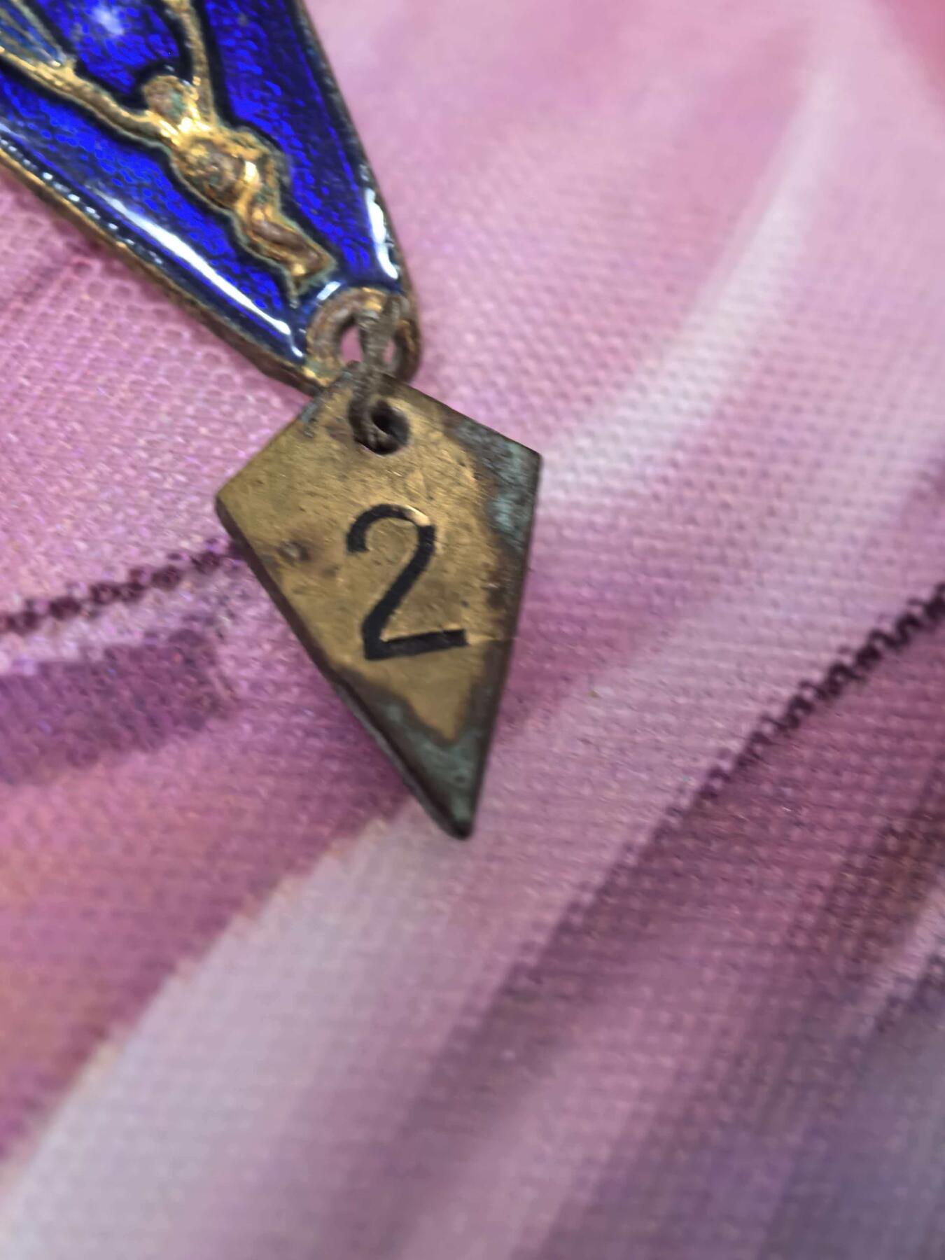 苏联勋章奖章拍卖 本次有亚捏，空军军服，国际运动员等好货 不要错过 3月20日晚上九点结束在麦稀奇 找不到的加我qq或者微信都是184277308备注苏章拍卖。 苏联伞兵徽章 珐琅有磕碰 带小吊牌