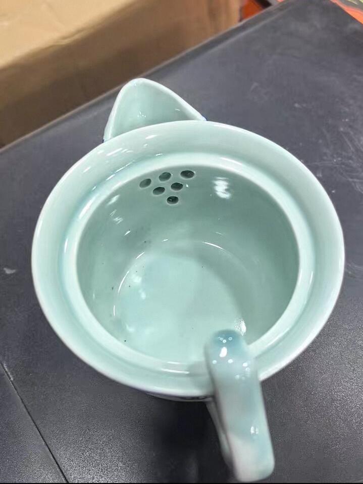 景德镇青花釉里红龙凤戏珠盖碗，全新未用，手工绘制，龙凤图案，寓意吉祥如意。陶瓷材质，釉面光亮，画工细腻，出水顺畅，适合功夫茶泡饮或收藏。  盖碗高约8厘米，口径约8厘米，容量约150ml