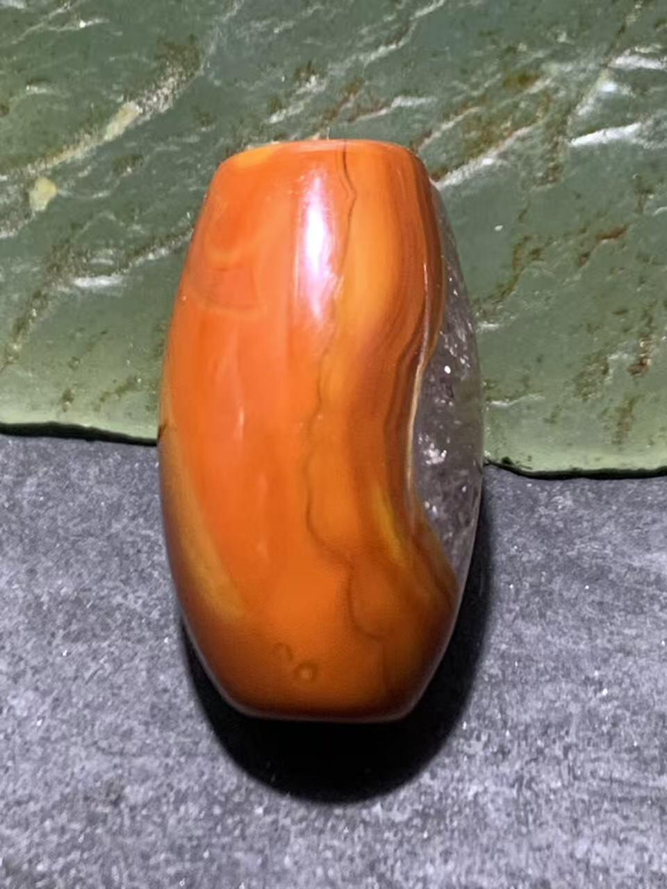 精美冰飘战国红玛瑙随形桶珠一颗