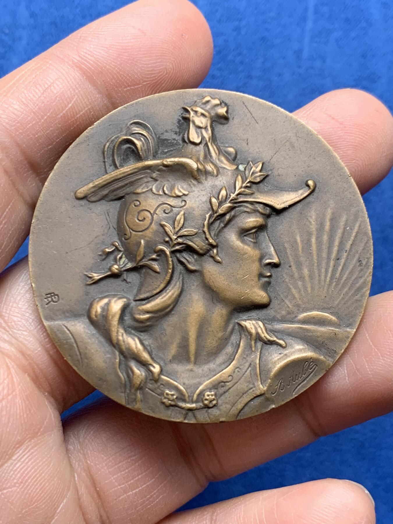 《竞宝斋》第474场 周日，周一 2场连拍 （全场包邮）欢迎送拍 法国鸡冠头盔玛丽安娜女神铜章 49.8克 48.9mm 三角边铭