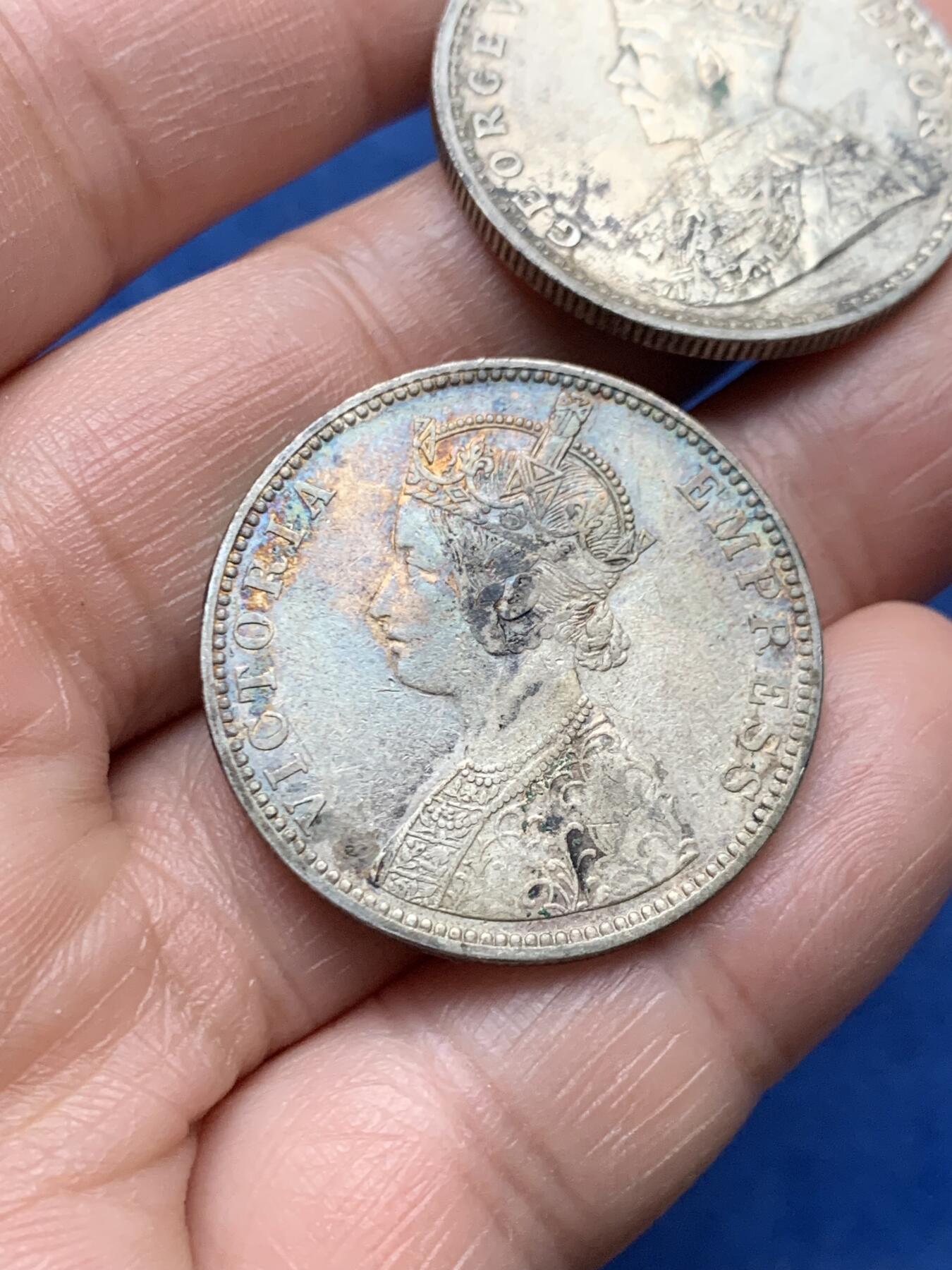 《竞宝斋》第474场 周日，周一 2场连拍 （全场包邮）欢迎送拍 两枚一组 英属印度1卢比银币 1911年乔治五世+1889年维多利亚 总重23.15克