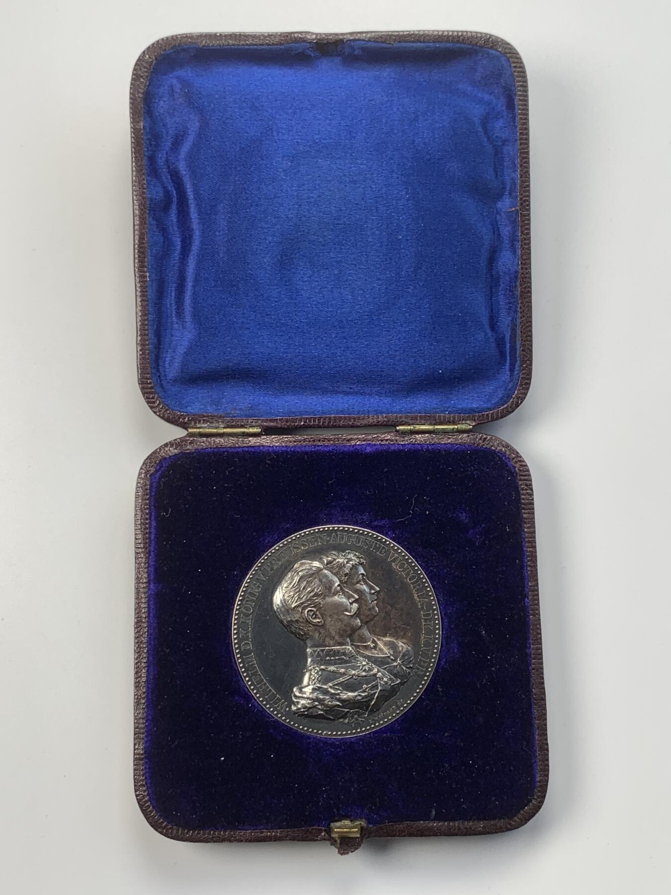 掌中浮雕-藏着的欧洲第056场 1912年德国威廉二世&奥古斯塔•维多利亚结婚三十年纪念银章 ,45mm，50.3g，原盒卡扣松了，扣不紧