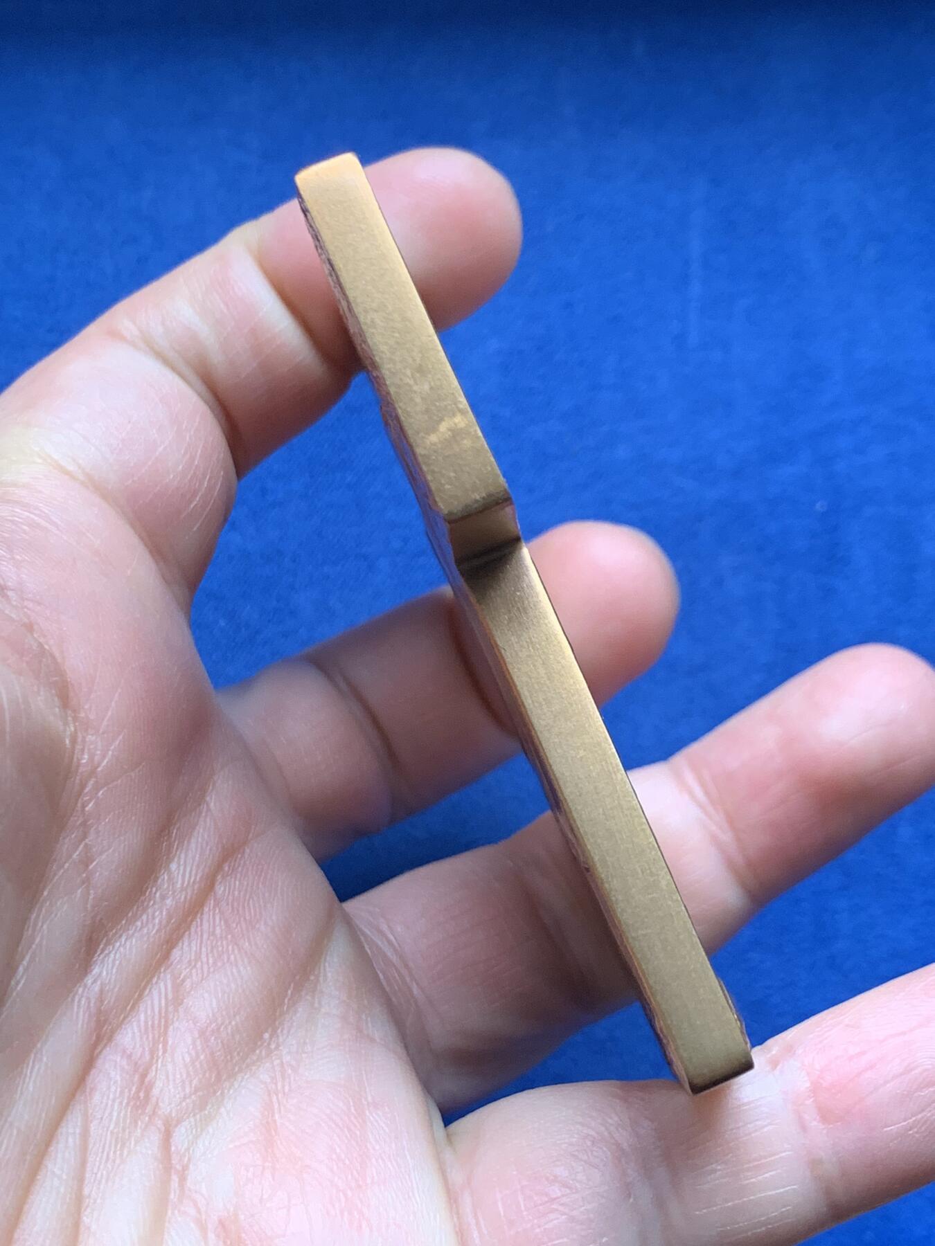 《竞宝斋》第474场 周日，周一 2场连拍 （全场包邮）欢迎送拍 法国著名雕塑家与奖章艺术家（乔治.亨利.普吕多姆）创作的异形大铜章，题名：《Veuves des Marine 海员的遗孀》又名《寡妇》，法国克利夫兰艺术博物馆有同款馆藏，有背景作品讲解。书刊记载。稀有品种，首见品。值得珍藏。直径：75.8mm*68.8mm，重：201.9克，1980丰饶角铜标。表面有上漆工艺