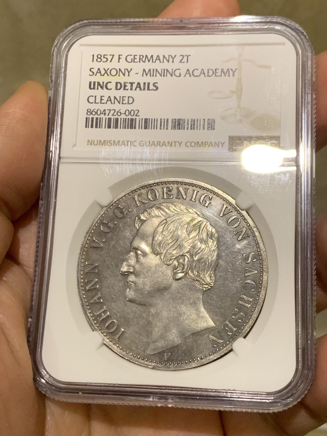 《竞宝斋》第474场 周日，周一 2场连拍 （全场包邮）欢迎送拍 2泰勒之王 NGC UNC 德国 1857年 萨克森王国 约翰一世 2泰勒银币 F版 发行量仅100枚 所有2泰勒里发行量最少的品种 2024年裸币近7万成交 F厂比B版少很多