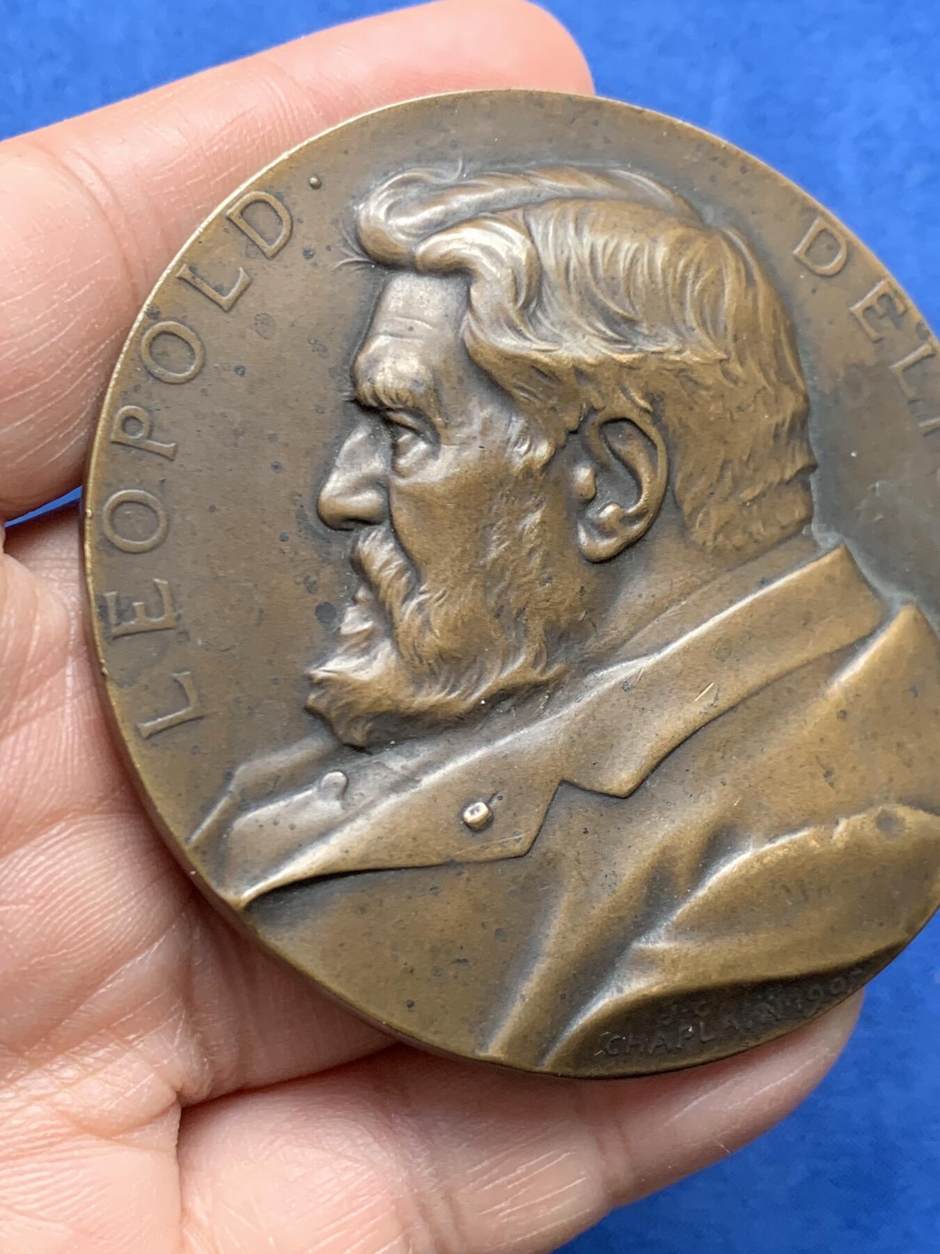 《竞宝斋》第474场 周日，周一 2场连拍 （全场包邮）欢迎送拍 名家J.C. 沙普兰 1907年作莱奥波德·德利勒青铜奖章  奥波德·维克托·德利勒是整个19世纪下半叶中世纪研究领域的领军学者之一。154.5克 68mm 丰饶角铜标