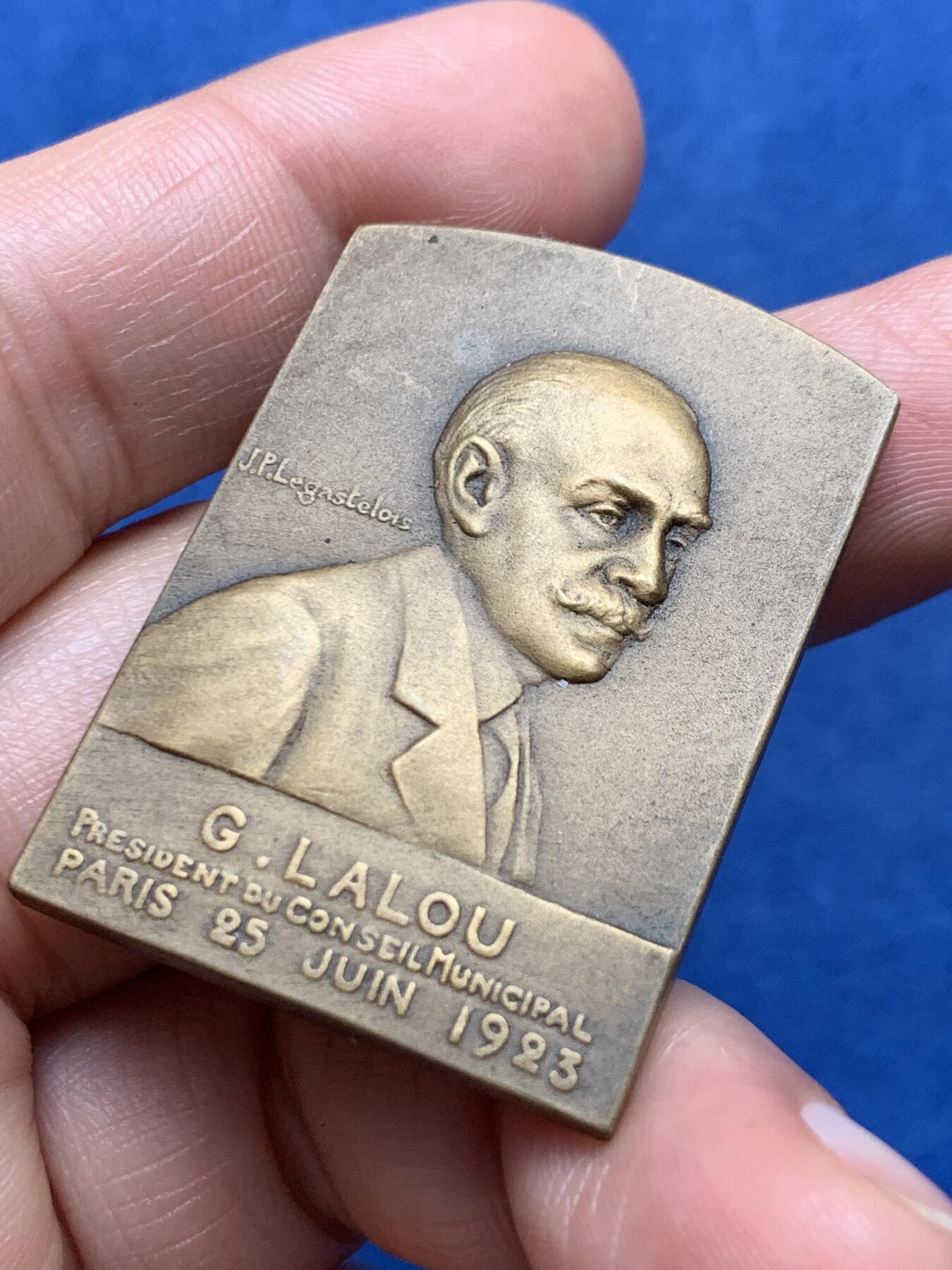 《竞宝斋》第474场 周日，周一 2场连拍 （全场包邮）欢迎送拍 1924年巴黎市议会主席乔治·拉卢方型纪念铜章 29.5克 30.1*42.1mm 丰饶角铜标