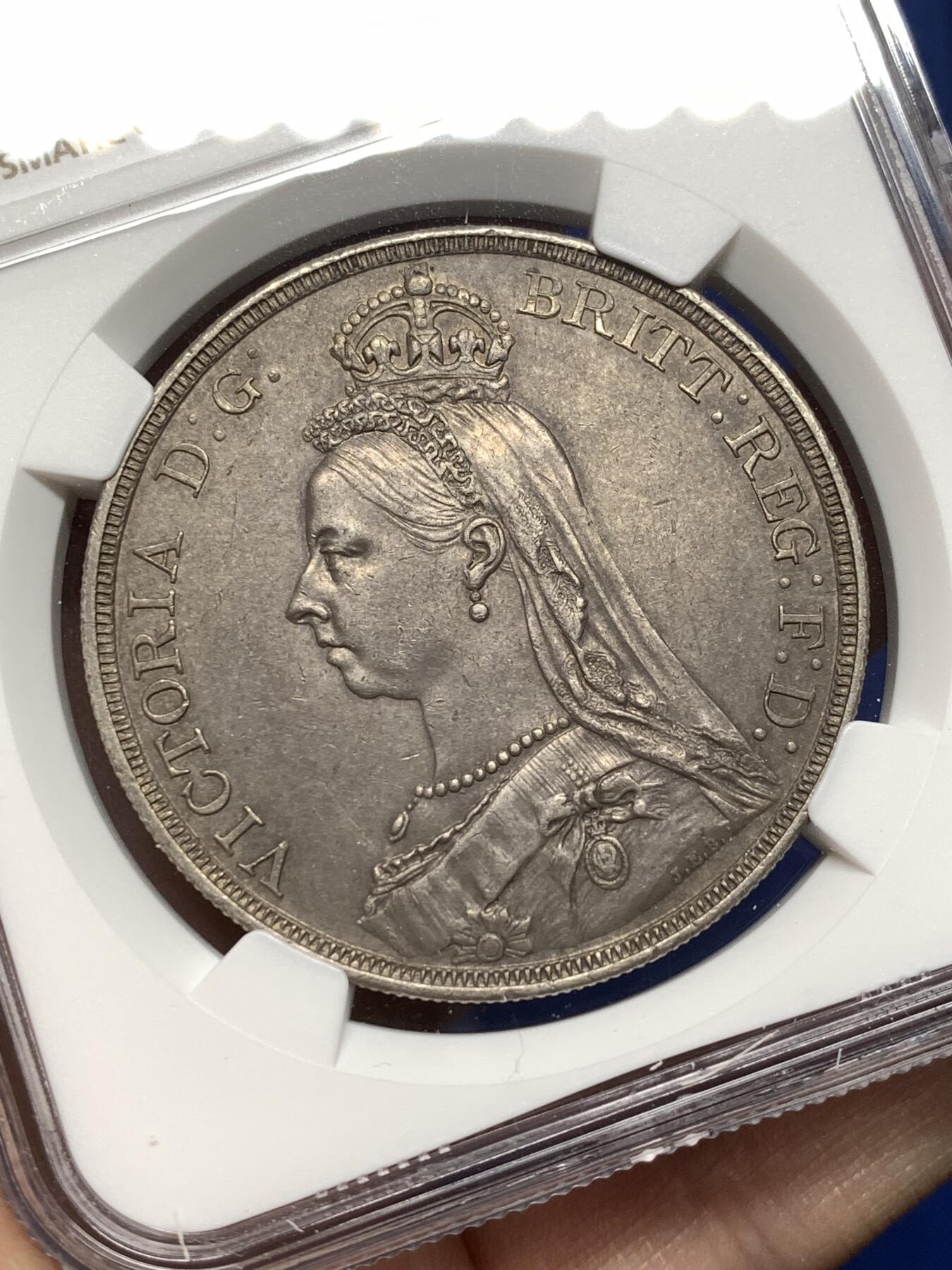 《竞宝斋》第474场 周日，周一 2场连拍 （全场包邮）欢迎送拍 NGC AU 英国 1887年 维多利亚高冠马剑克朗大银币