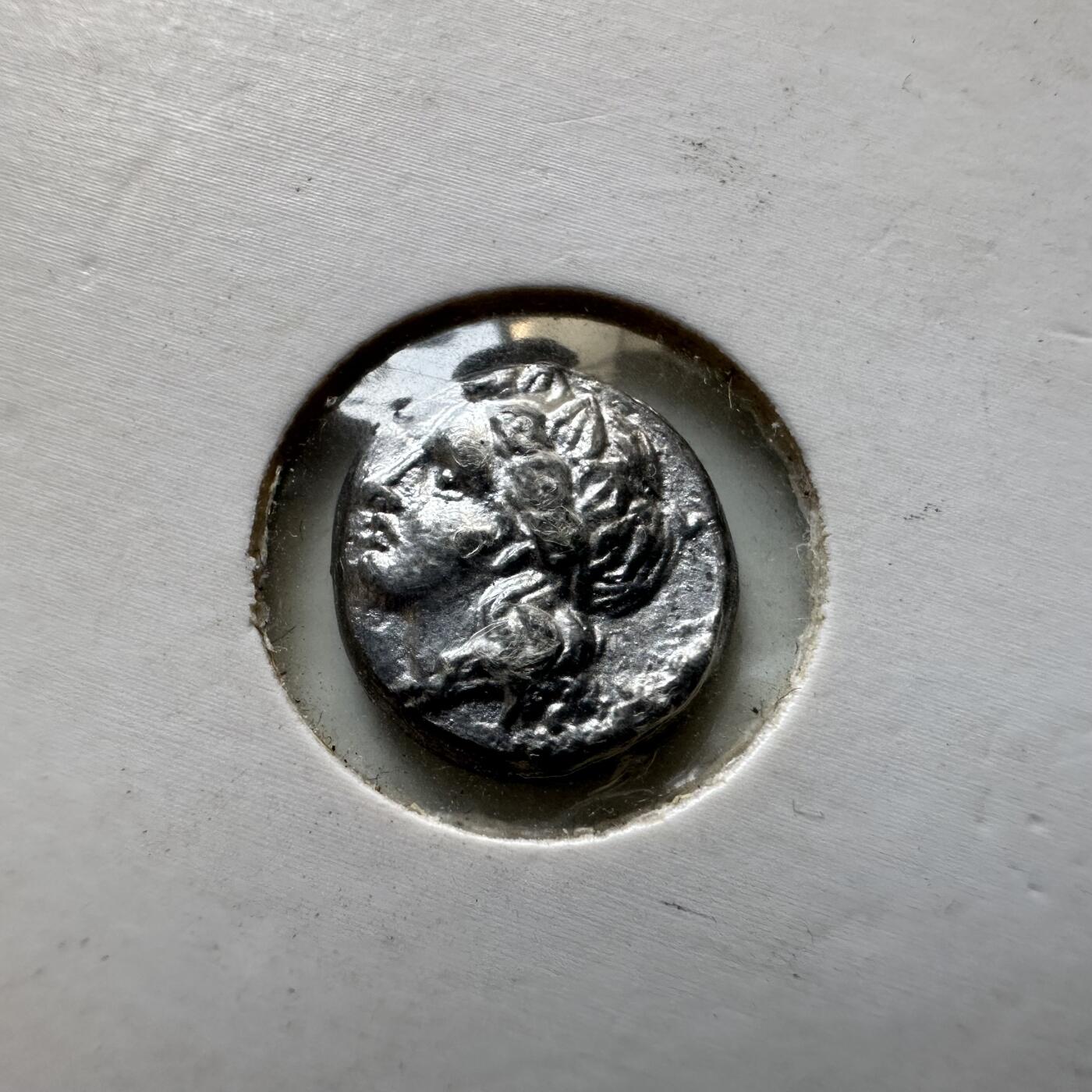 🌹外币初藏🌹🐯2026年第34场   每周二四六晚8️⃣点 接代拍 古希腊 公元前350-300年 Damon城邦 阿波罗 三足祭坛 小银币 10毫米 复刻币