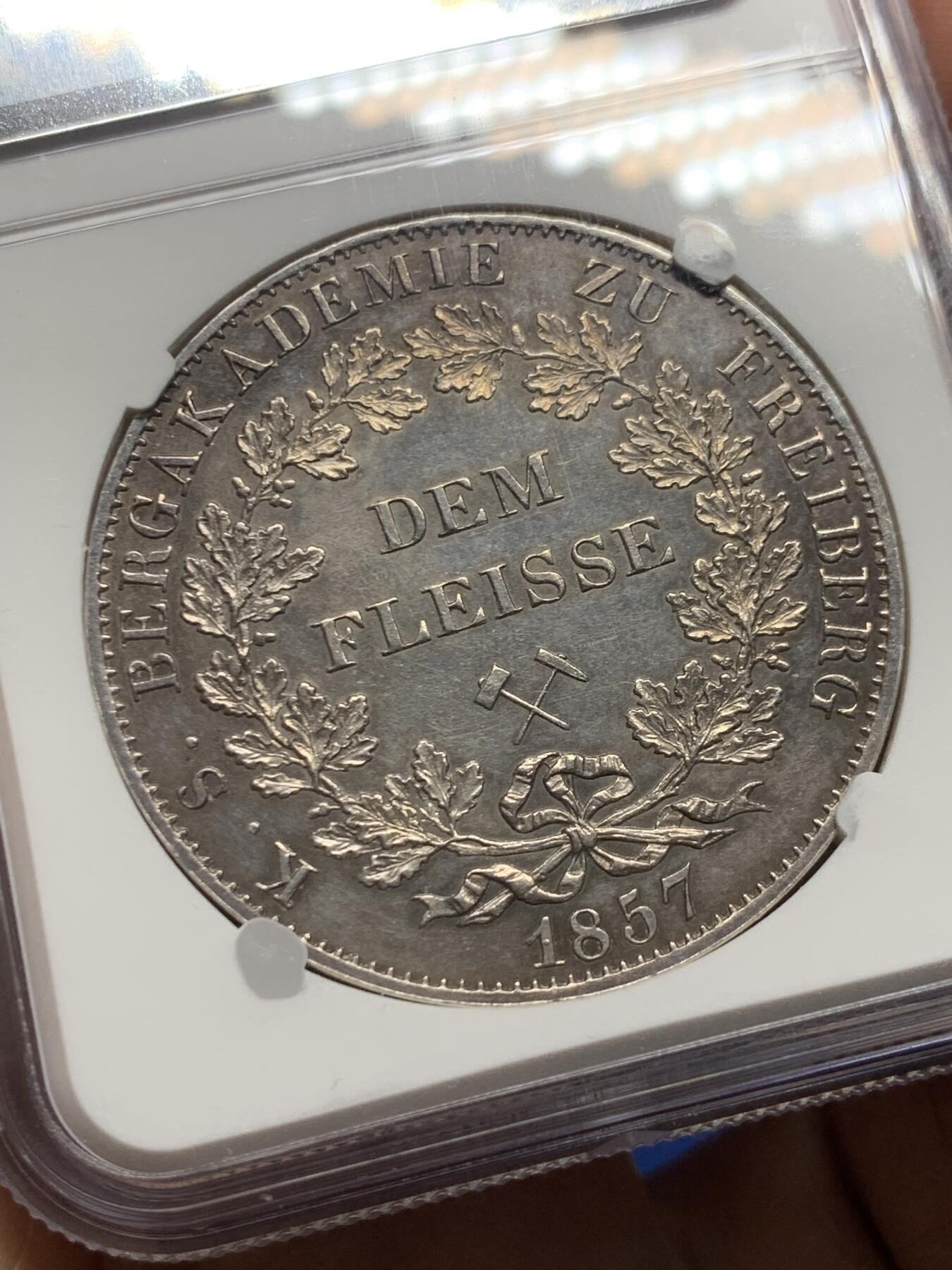 《竞宝斋》第474场 周日，周一 2场连拍 （全场包邮）欢迎送拍 2泰勒之王 NGC UNC 德国 1857年 萨克森王国 约翰一世 2泰勒银币 F版 发行量仅100枚 所有2泰勒里发行量最少的品种 2024年裸币近7万成交 F厂比B版少很多