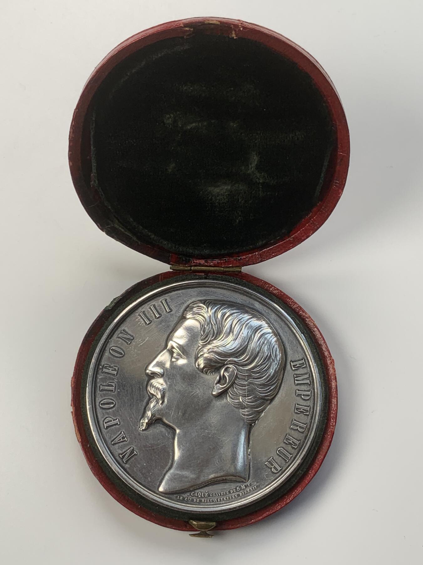 掌中浮雕-藏着的欧洲第056场 1863年法国马赛商会大银章，74mm，225.5g，原盒变形有破损