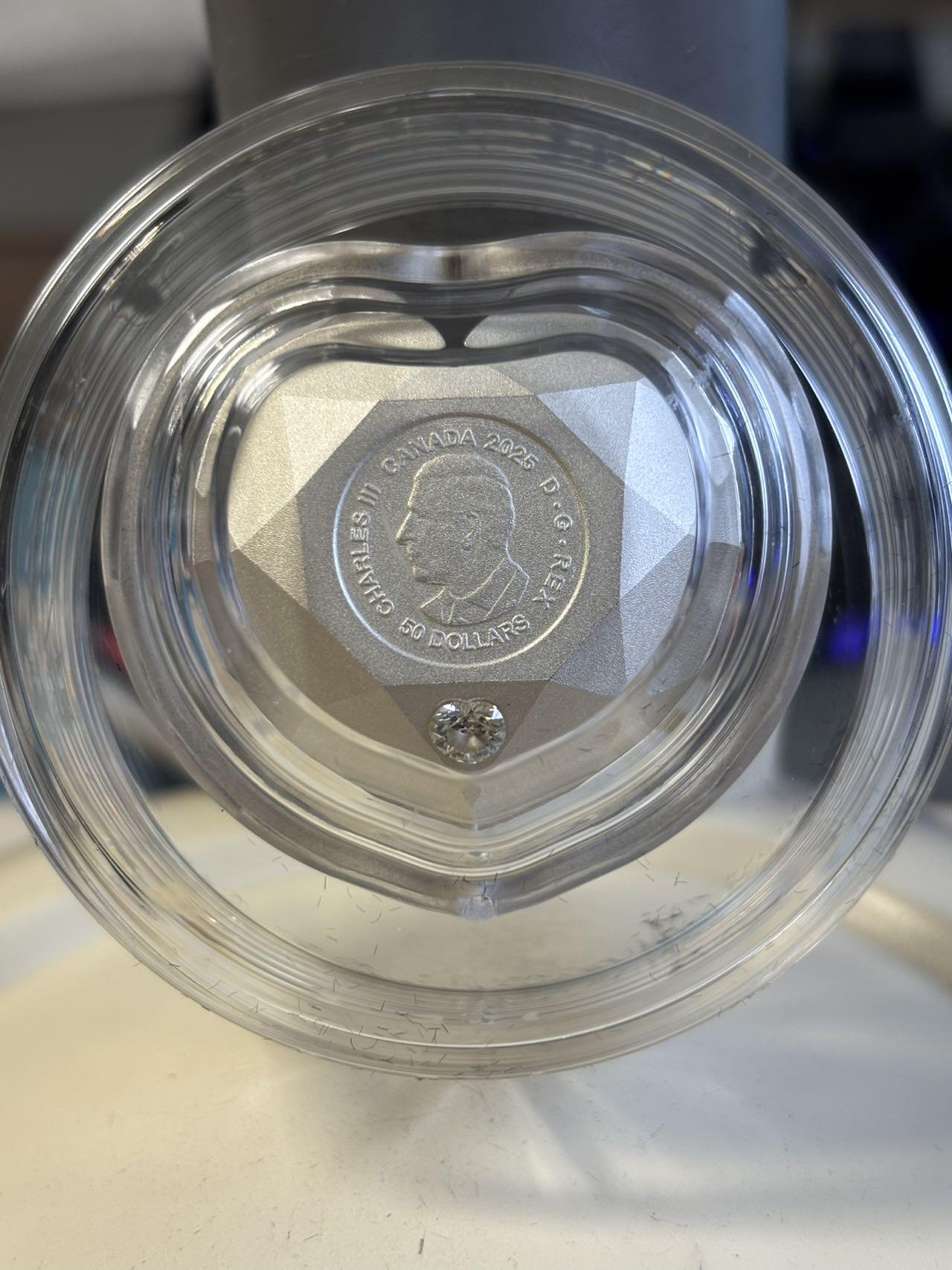 第195期拍卖 加拿大2025年永恒印记5镶嵌天然心形钻石磨砂纪念银币，9999银+0.23克拉天然钻石，78.95克，发行600枚