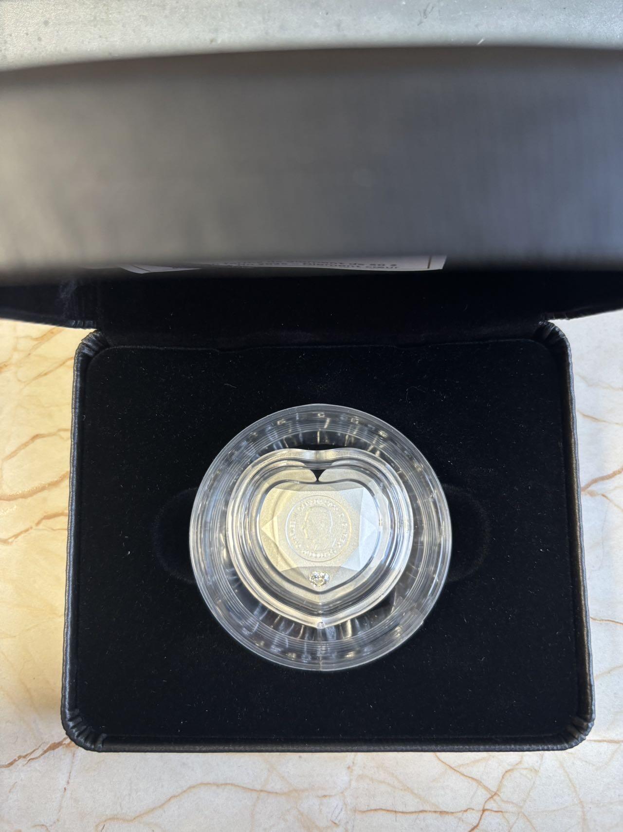 第195期拍卖 加拿大2025年永恒印记5镶嵌天然心形钻石磨砂纪念银币，9999银+0.23克拉天然钻石，78.95克，发行600枚