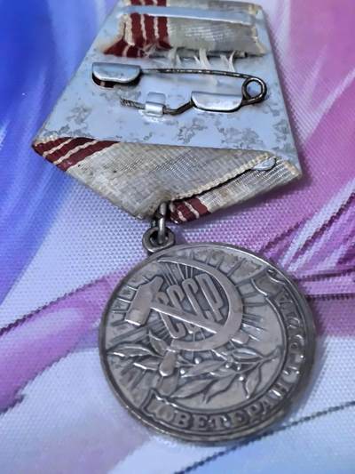 苏联勋章奖章拍卖 本次有亚捏，空军军服，国际运动员等好货 不要错过 3月20日晚上九点结束在麦稀奇 找不到的加我qq或者微信都是184277308备注苏章拍卖。 - 苏联退休劳动者  有点装反了 可以自行矫正