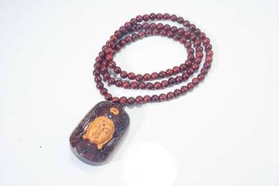 上海都达杂项专场五十八【全场包邮】  - 印度小叶紫檀镶嵌黄杨木双面精雕《度母观音》吊坠连紫檀链子 附鉴定证书 93-258