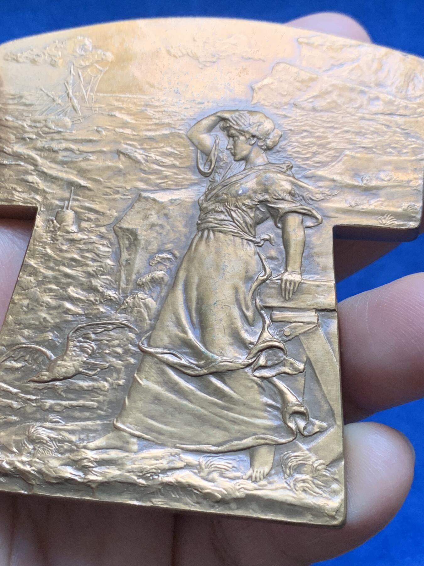 《竞宝斋》第474场 周日，周一 2场连拍 （全场包邮）欢迎送拍 法国著名雕塑家与奖章艺术家（乔治.亨利.普吕多姆）创作的异形大铜章，题名：《Veuves des Marine 海员的遗孀》又名《寡妇》，法国克利夫兰艺术博物馆有同款馆藏，有背景作品讲解。书刊记载。稀有品种，首见品。值得珍藏。直径：75.8mm*68.8mm，重：201.9克，1980丰饶角铜标。表面有上漆工艺