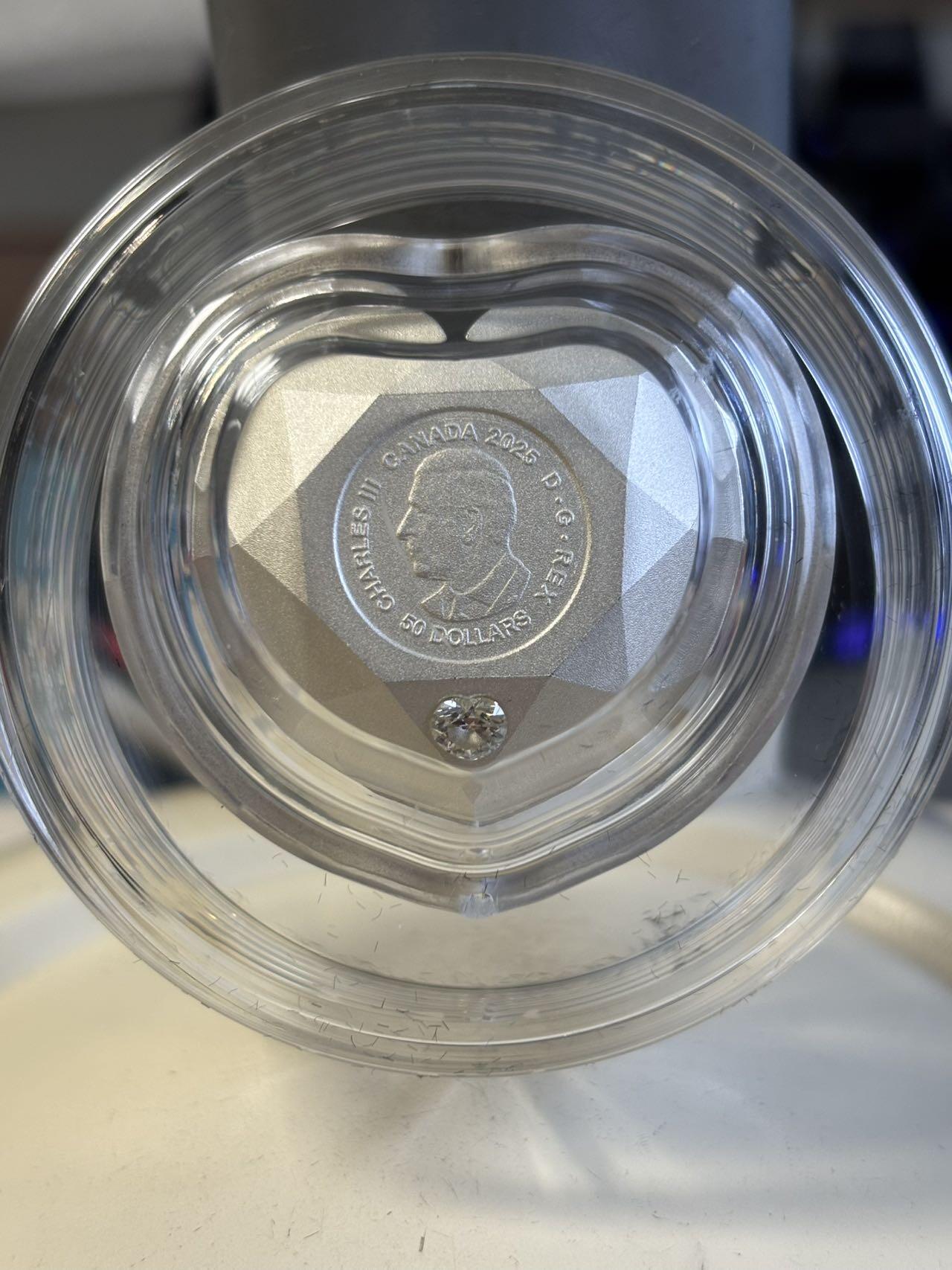 第195期拍卖 加拿大2025年永恒印记5镶嵌天然心形钻石磨砂纪念银币，9999银+0.23克拉天然钻石，78.95克，发行600枚