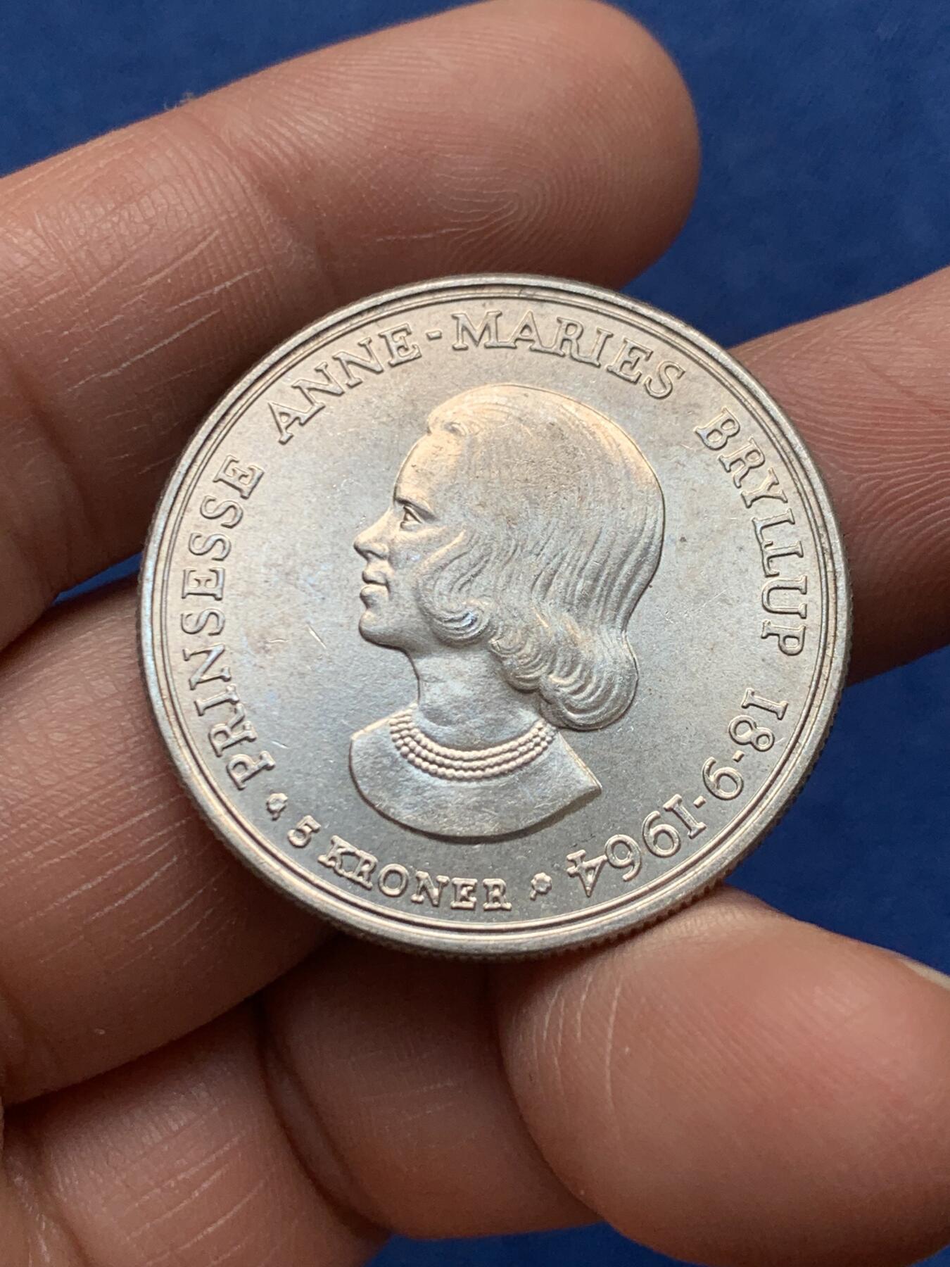 《竞宝斋》第474场 周日，周一 2场连拍 （全场包邮）欢迎送拍 丹麦1964年弗雷德里克九世（安妮·玛丽公主的婚礼）5克朗银币 800银 重约17.1克