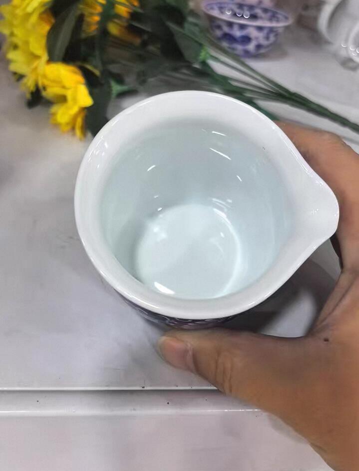 景德镇青花缠枝花卉杯，手工手绘，蓝底白花，画工细腻，出水顺畅，断水好。陶瓷材质，容量约150ml