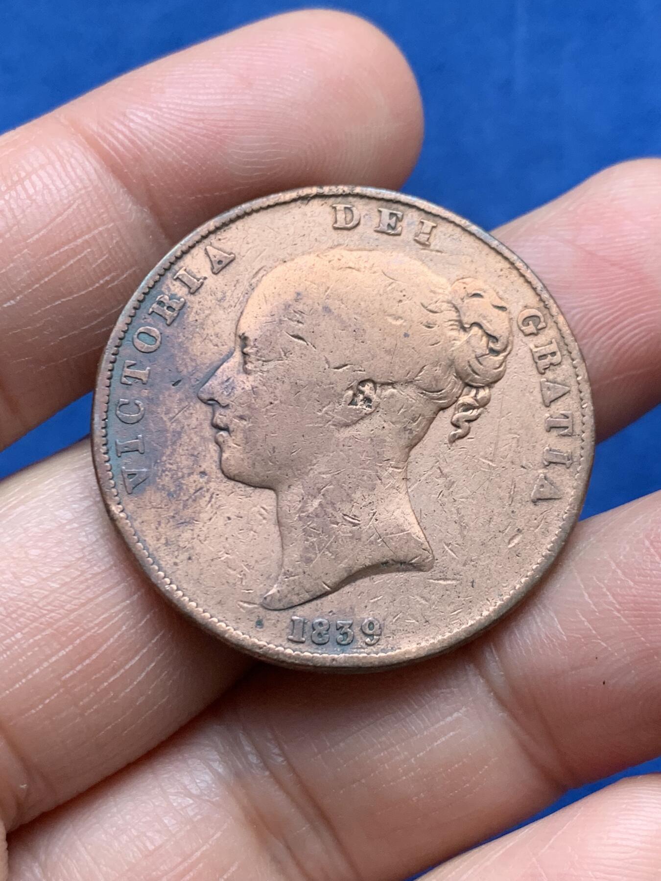 《竞宝斋》第474场 周日，周一 2场连拍 （全场包邮）欢迎送拍 英属马恩岛1839年维多利亚1便士大铜币 标志性三曲腿