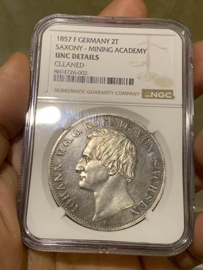 《竞宝斋》第474场 周日，周一 2场连拍 （全场包邮）欢迎送拍 - 2泰勒之王 NGC UNC 德国 1857年 萨克森王国 约翰一世 2泰勒银币 F版 发行量仅100枚 所有2泰勒里发行量最少的品种 2024年裸币近7万成交 F厂比B版少很多