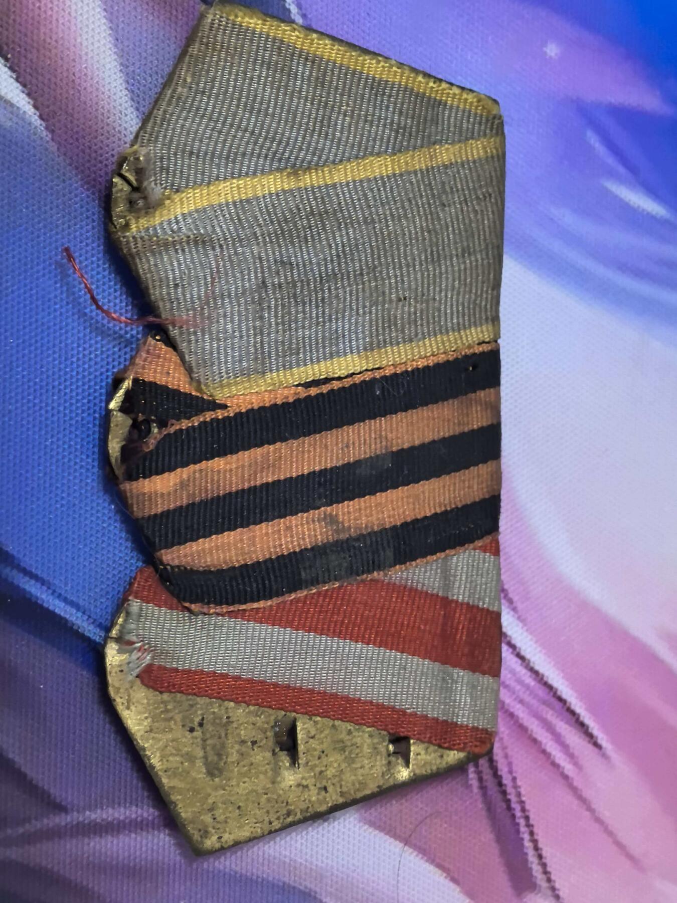 苏联勋章奖章拍卖 本次有亚捏，空军军服，国际运动员等好货 不要错过 3月20日晚上九点结束在麦稀奇 找不到的加我qq或者微信都是184277308备注苏章拍卖。 苏联二战铜挂板 三章 铜质 没有损坏能正常使用