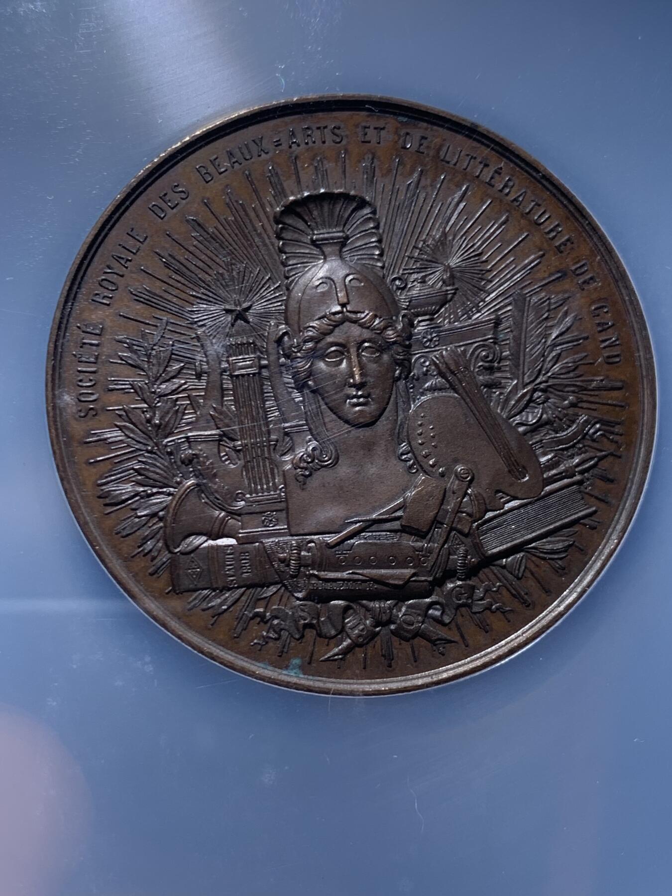 《竞宝斋》第474场 周日，周一 2场连拍 （全场包邮）欢迎送拍 NGC MS64BN 比利时1858皇家美术与文学协会50周年庆典铜章 巧克力色雅典娜与衔尾蛇