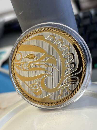 第195期拍卖 - 加拿大2024年手工雕刻画猎鹰2盎司纪念镀金银币，9999银镀金，发行4500枚