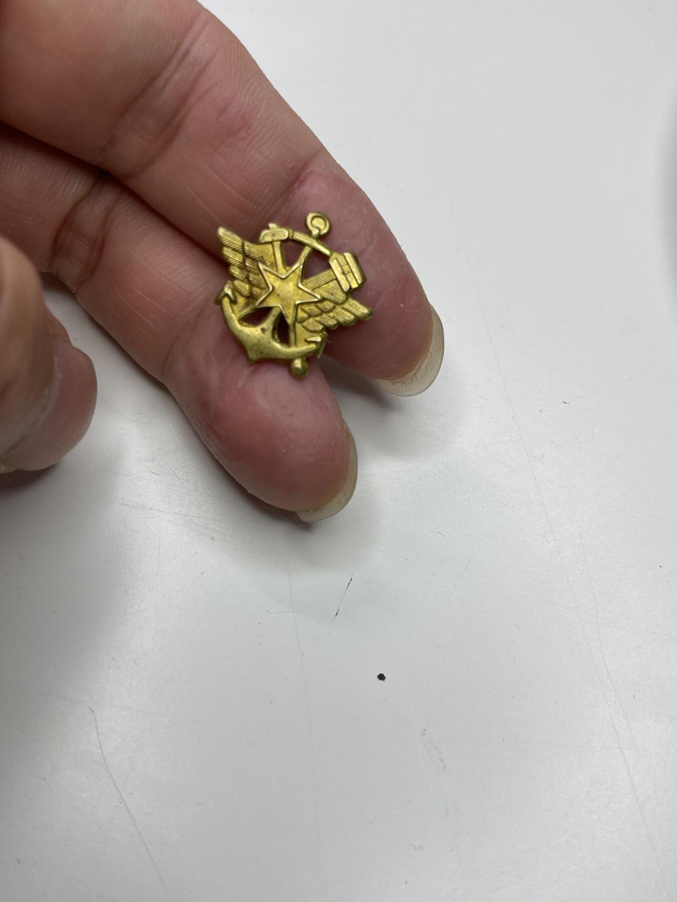 新时代收藏快速小拍 拍卖本周一线所得新货 欢迎关注 铁道符号一只 铜制 状态自辨