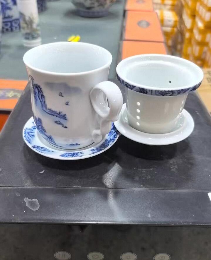景德镇青花山水陶瓷茶杯套装，全新未使用，带盖带托盘，茶水分离设计，泡茶方便。杯身手绘山水图案，意境优美，陶瓷材质，做工细致，容量约350ml