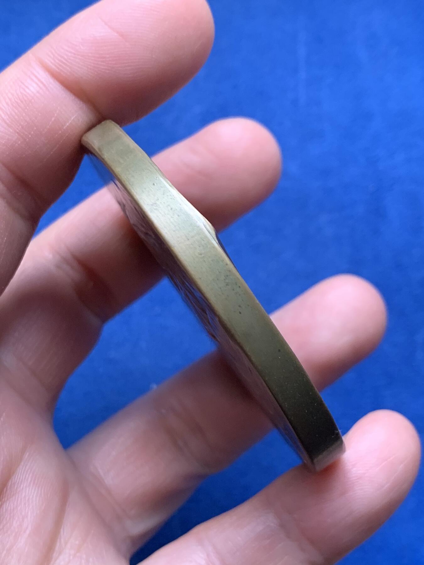 《竞宝斋》第474场 周日，周一 2场连拍 （全场包邮）欢迎送拍 1834年至1909年天主教鲁汶大学发展历程纪念大铜章，铭文“UNIVERSITAS CATHOLICA LOVANIENSIS 1834-1909”，正面是一位象征知识与光明身披长袍的女神手持火炬。著名雕刻家：Devreese设计雕刻，直径：59.7mm，重：136.4g。