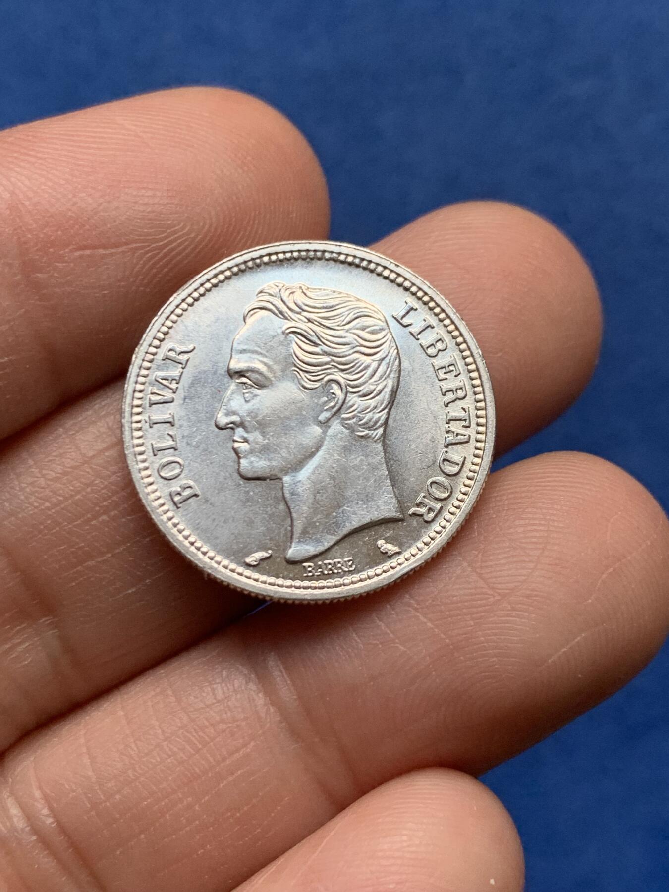 《竞宝斋》第474场 周日，周一 2场连拍 （全场包邮）欢迎送拍 两枚一组 委内瑞拉1960年银币 2玻利瓦尔+1玻利瓦尔 好品 835银 总重15克