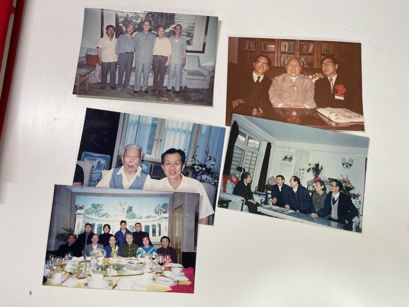 新时代收藏快速小拍 拍卖本周一线所得新货 欢迎关注 黄埔老兵杜伯园所得证书及家庭相册一本 杜伯园为国军进步人士参与起义，毕业于黄埔军校第22期骑兵科担任北京市黄埔军校同学会副会长，同时为书法家 奖章证书为其庆祝97香港回归的时刻所作艺术作品获得中央统战部嘉奖