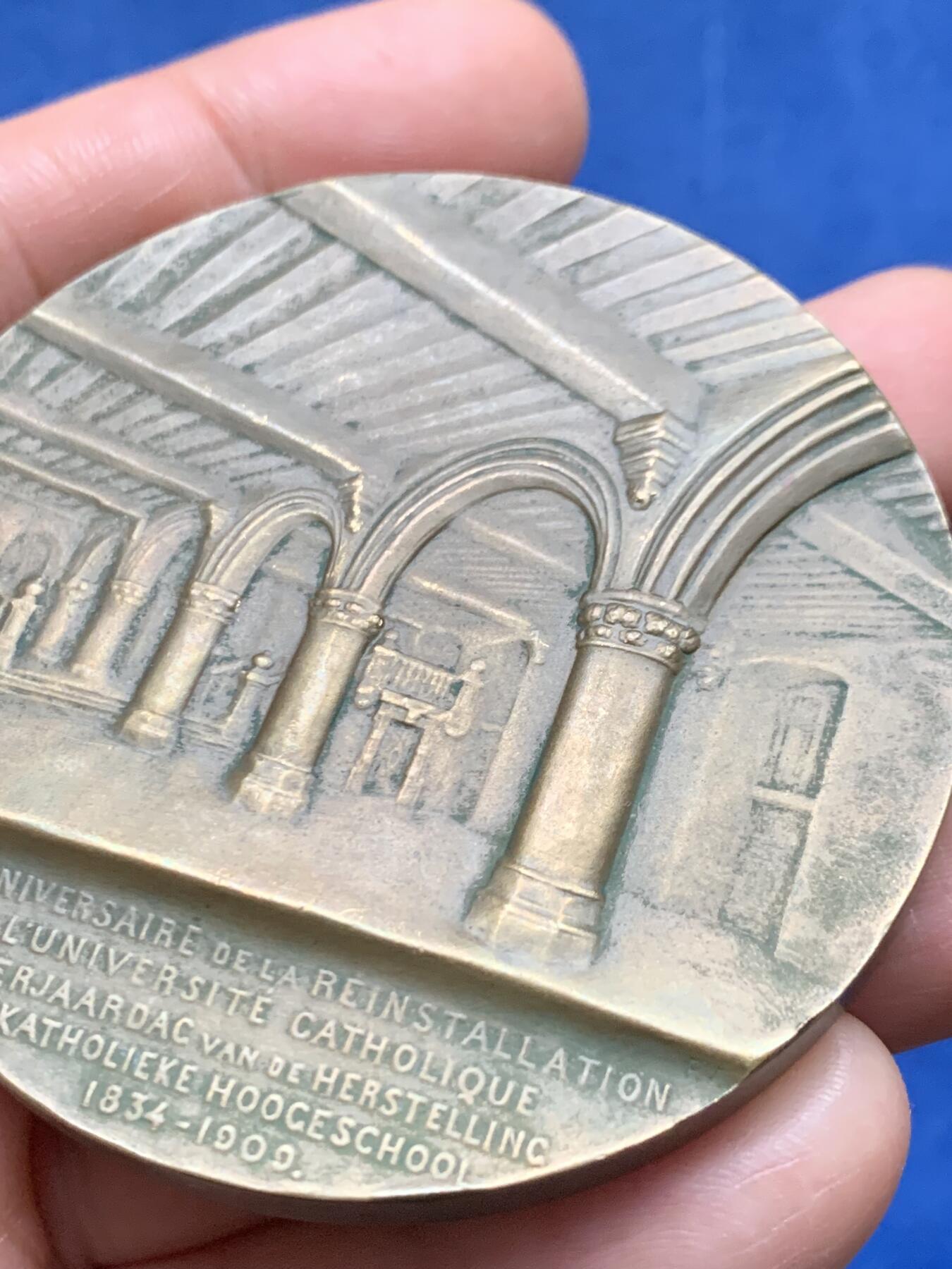 《竞宝斋》第474场 周日，周一 2场连拍 （全场包邮）欢迎送拍 1834年至1909年天主教鲁汶大学发展历程纪念大铜章，铭文“UNIVERSITAS CATHOLICA LOVANIENSIS 1834-1909”，正面是一位象征知识与光明身披长袍的女神手持火炬。著名雕刻家：Devreese设计雕刻，直径：59.7mm，重：136.4g。