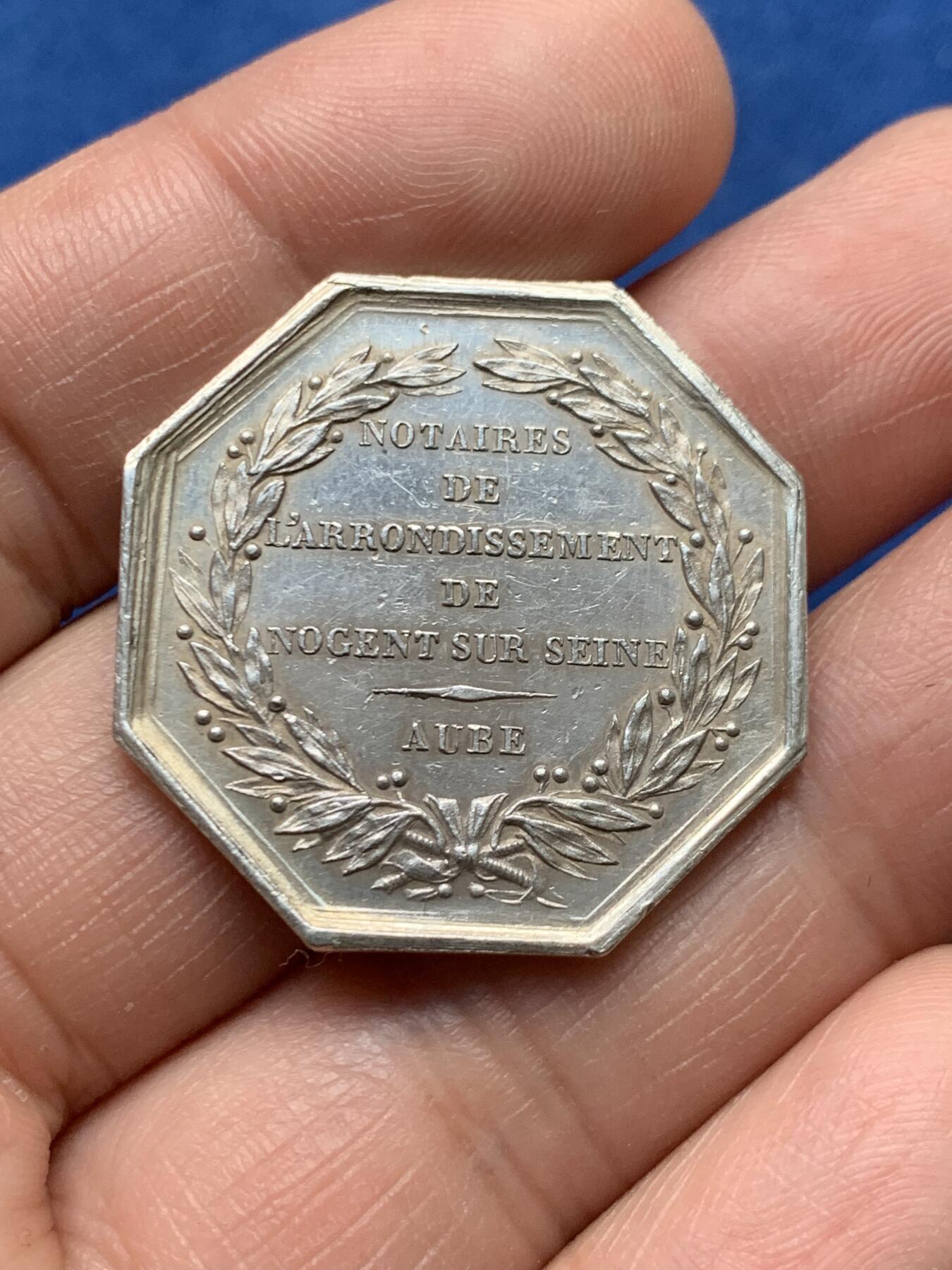 《竞宝斋》第474场 周日，周一 2场连拍 （全场包邮）欢迎送拍 法国奥布省塞纳河畔公证人协会八角银质代币，12.6克，30.6mm。