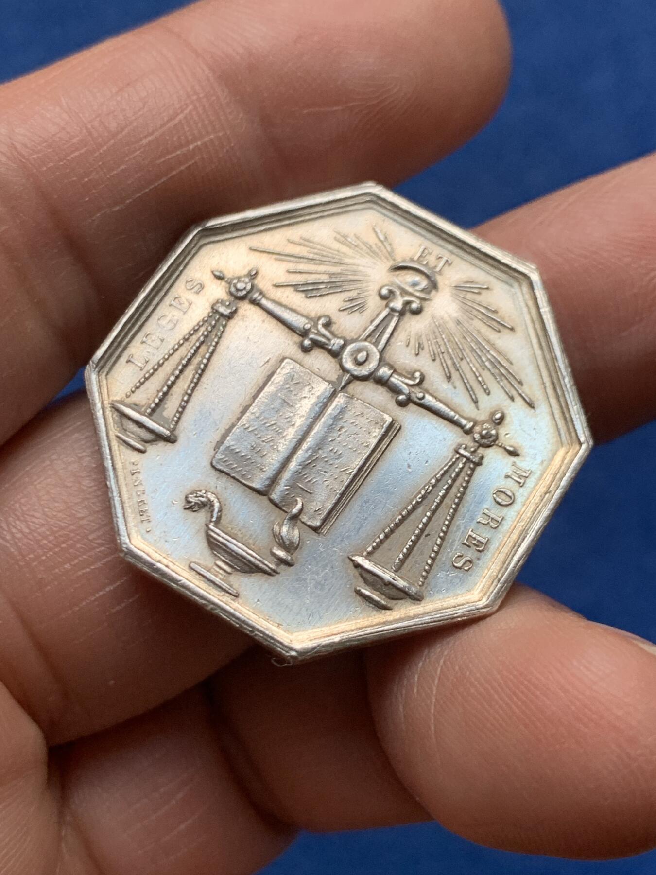 《竞宝斋》第474场 周日，周一 2场连拍 （全场包邮）欢迎送拍 法国奥布省塞纳河畔公证人协会八角银质代币，12.6克，30.6mm。