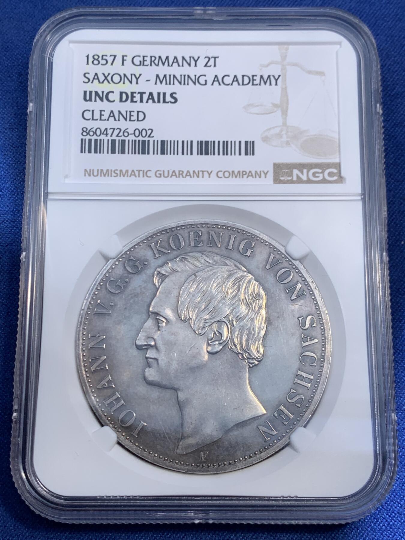 《竞宝斋》第474场 周日，周一 2场连拍 （全场包邮）欢迎送拍 2泰勒之王 NGC UNC 德国 1857年 萨克森王国 约翰一世 2泰勒银币 F版 发行量仅100枚 所有2泰勒里发行量最少的品种 2024年裸币近7万成交 F厂比B版少很多