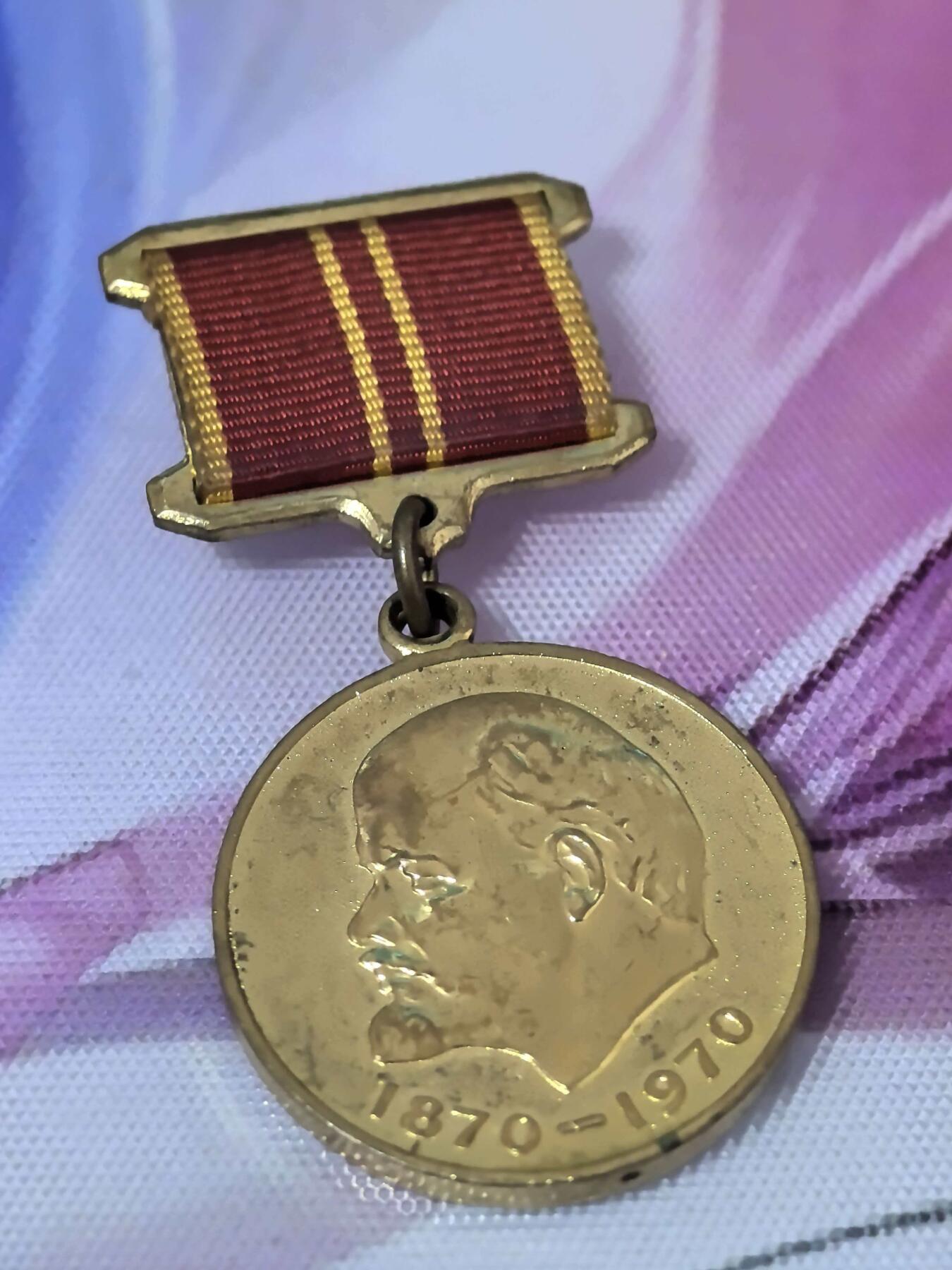 苏联勋章奖章拍卖 本次有亚捏，空军军服，国际运动员等好货 不要错过 3月20日晚上九点结束在麦稀奇 找不到的加我qq或者微信都是184277308备注苏章拍卖。 列宁百年奖章