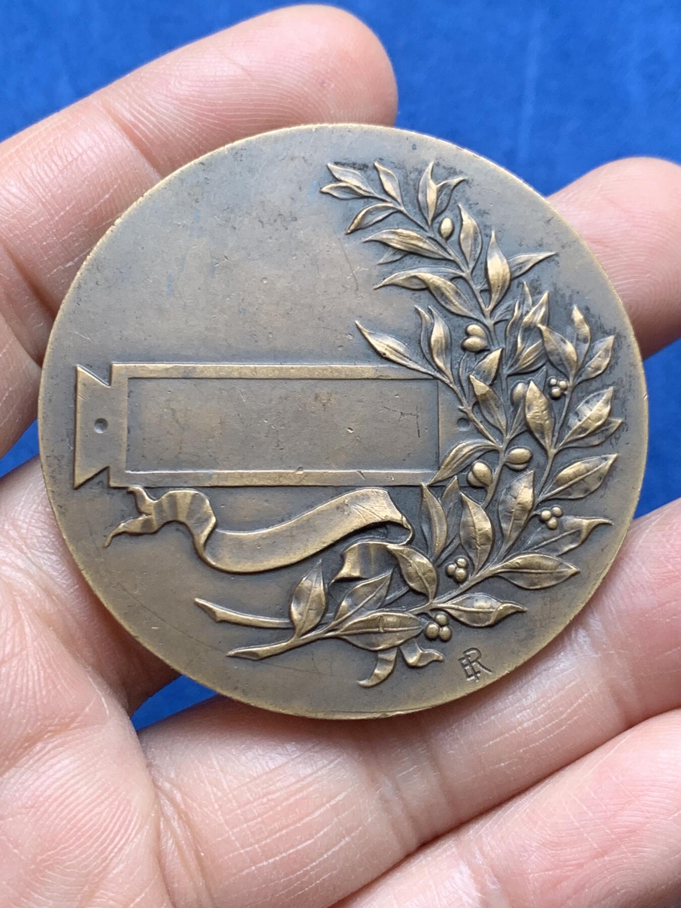 《竞宝斋》第474场 周日，周一 2场连拍 （全场包邮）欢迎送拍 法国鸡冠头盔玛丽安娜女神铜章 49.8克 48.9mm 三角边铭